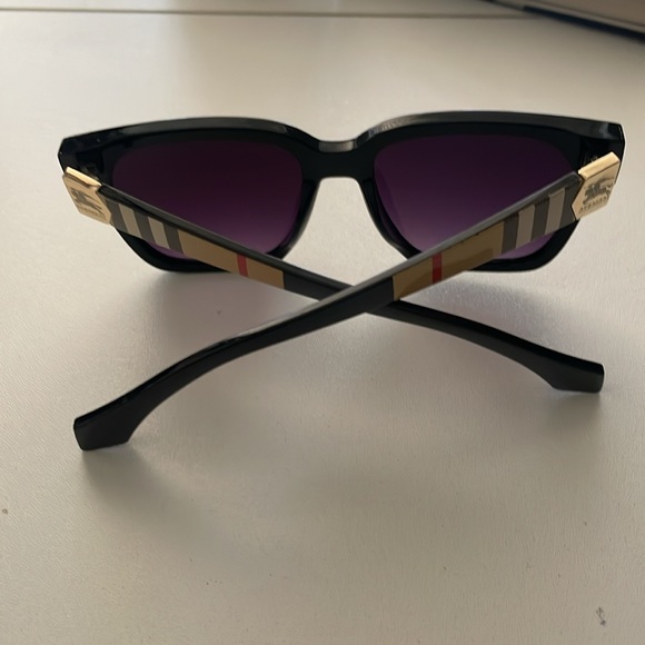 Women’s Burberry sunglasses - Picture 1 of 4